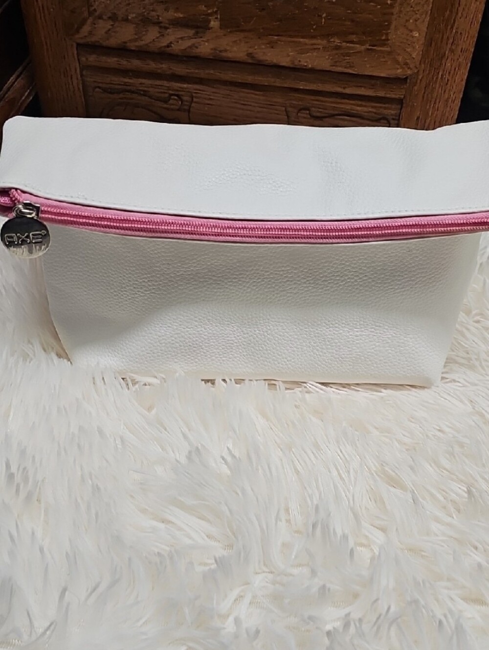 AXE NWOT Foldover Zipper White Pebble Grain Toiletry Bag Cosmetics Bag